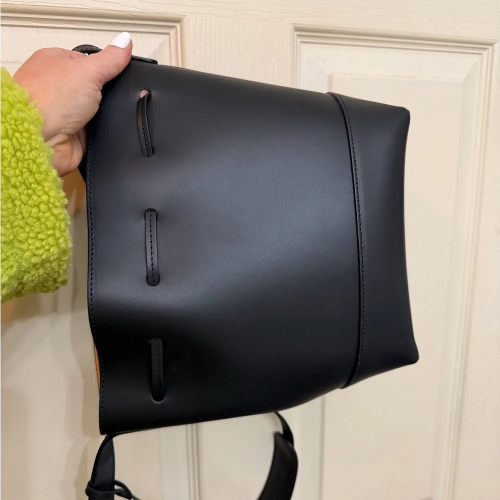 Teddy Blake Black Leather Drawstring Crossbody Bag - Picture 2 of 7